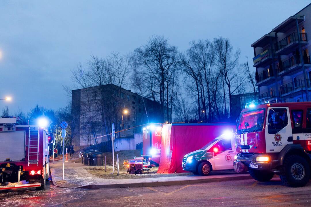 Keturis butus Viršuliškių daugiabutyje surijo liepsnos