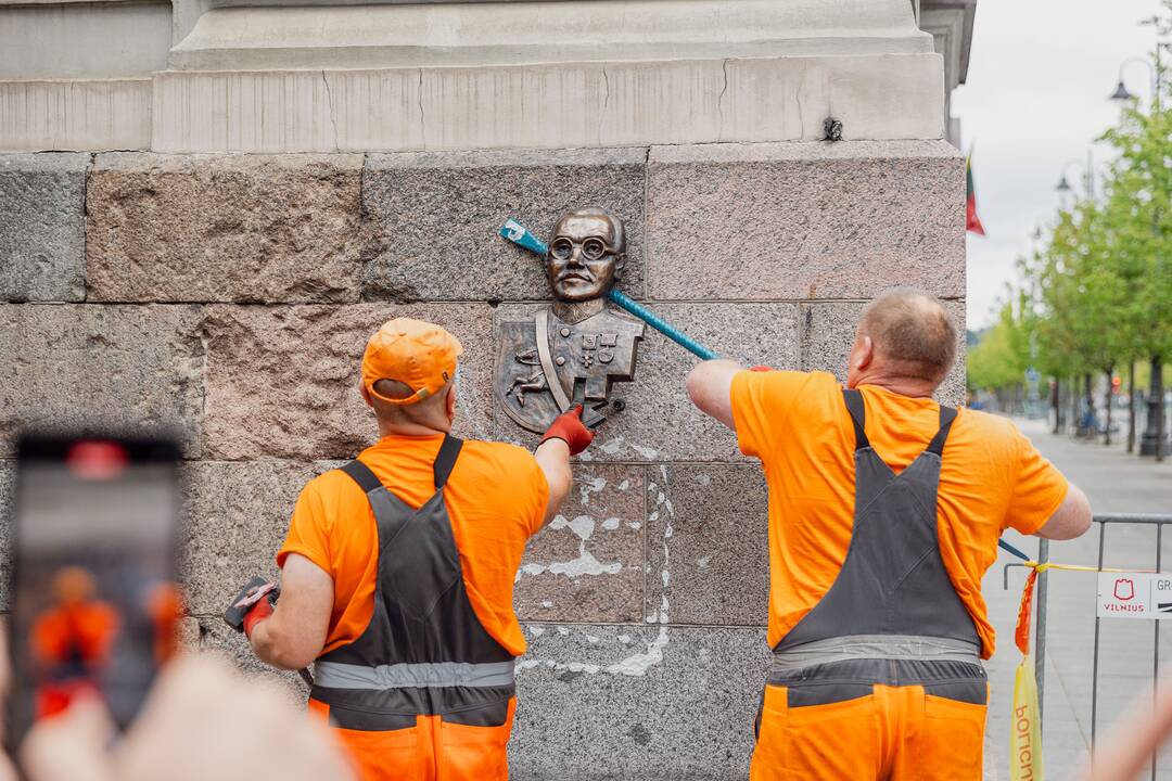 Vilniuje nuimta be leidimo pakabinta atminimo lenta K. Škirpai