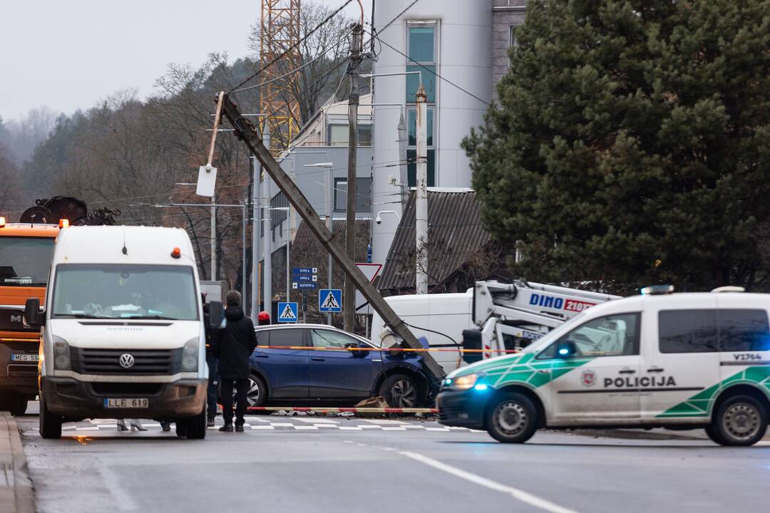 Vilniuje girtas „Volkswagen“ vairuotojas taranavo elektros stulpą