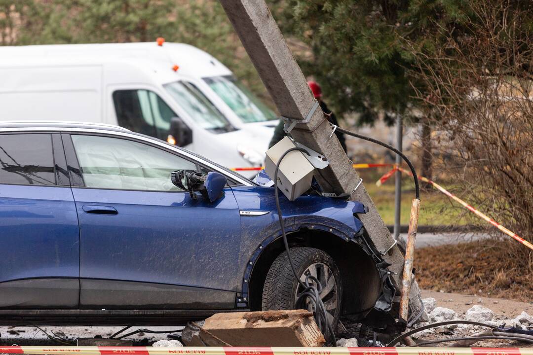 Vilniuje girtas „Volkswagen“ vairuotojas taranavo elektros stulpą