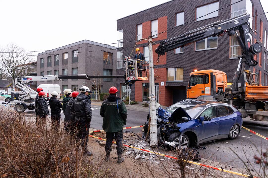 Vilniuje girtas „Volkswagen“ vairuotojas taranavo elektros stulpą