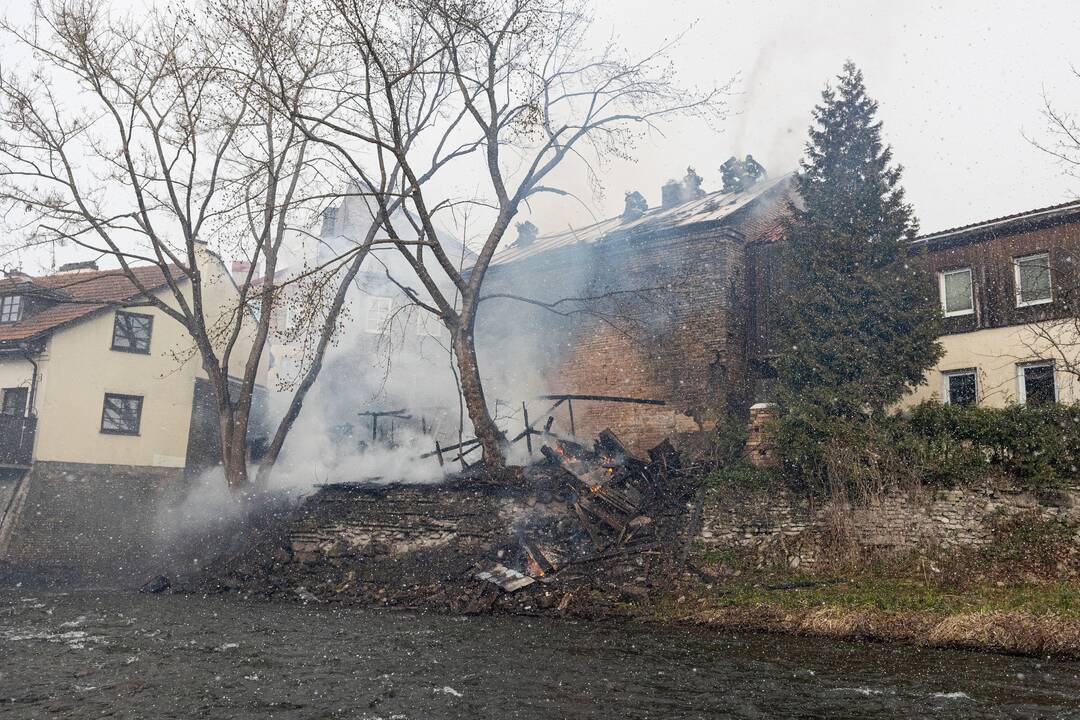 Užupyje užsidegė namas
