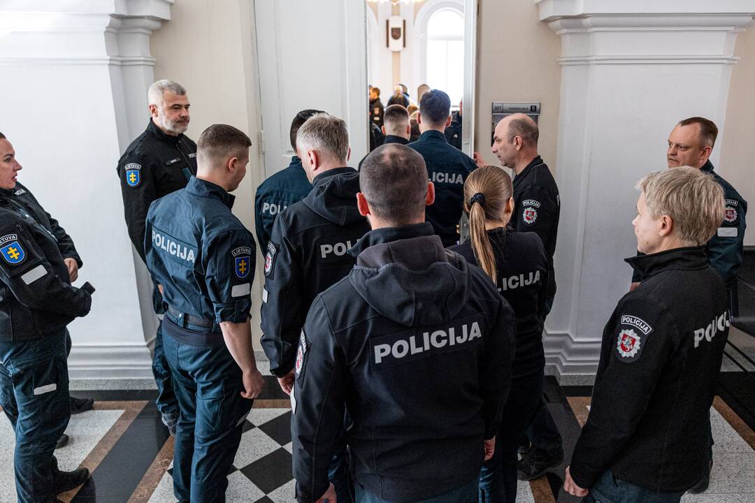 Teismas vėl atvertė moterį nušovusio pareigūno bylą