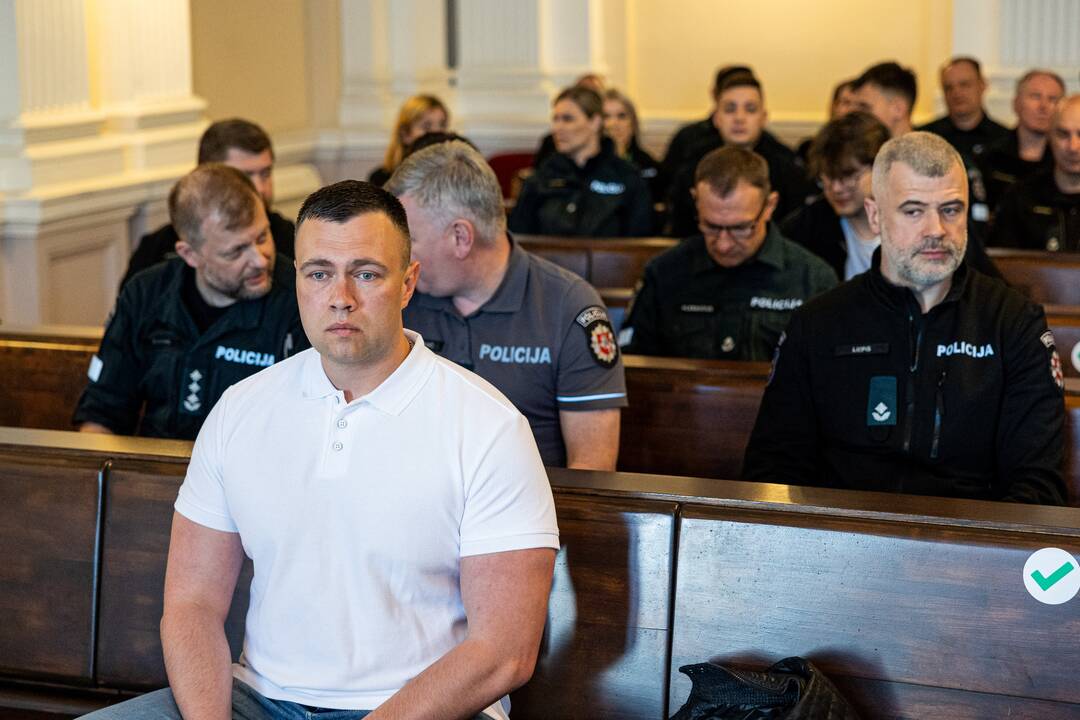 Teismas vėl atvertė moterį nušovusio pareigūno bylą