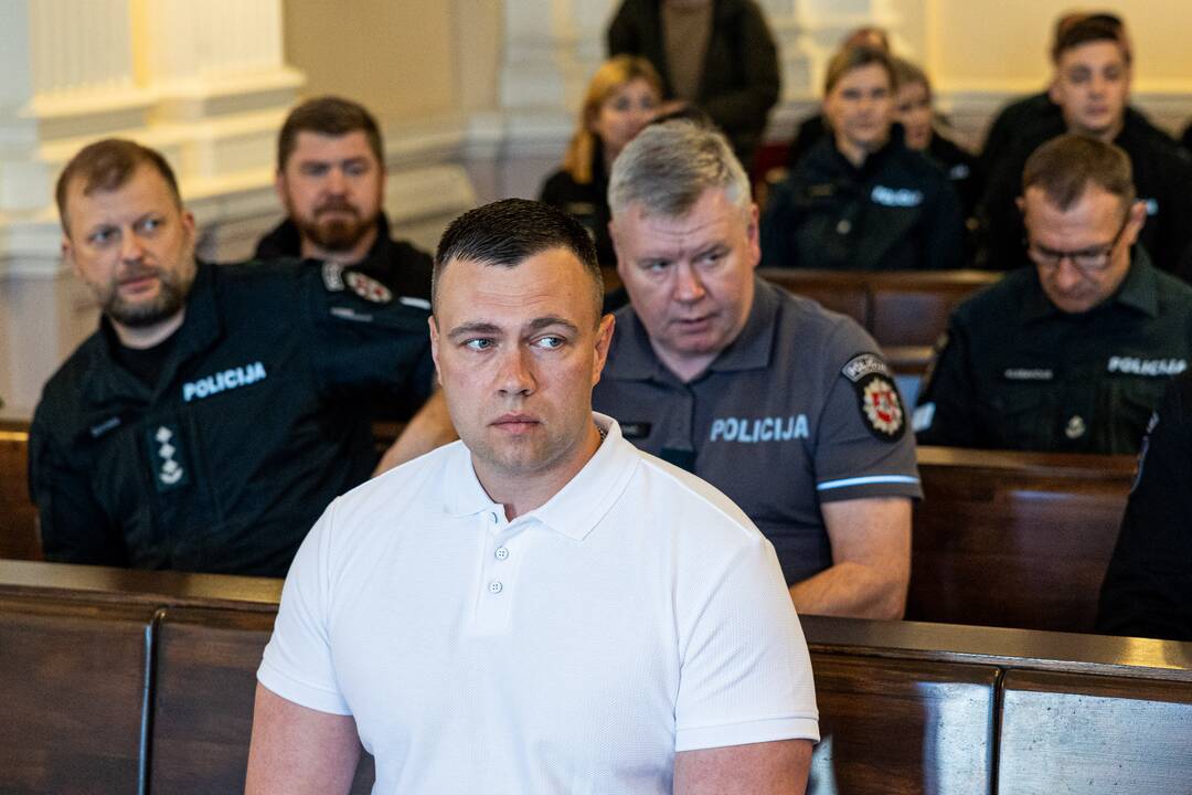 Teismas vėl atvertė moterį nušovusio pareigūno bylą