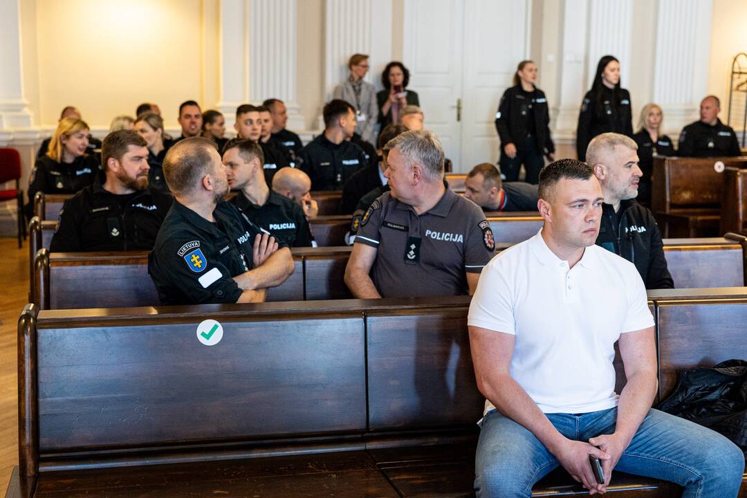 Teismas vėl atvertė moterį nušovusio pareigūno bylą