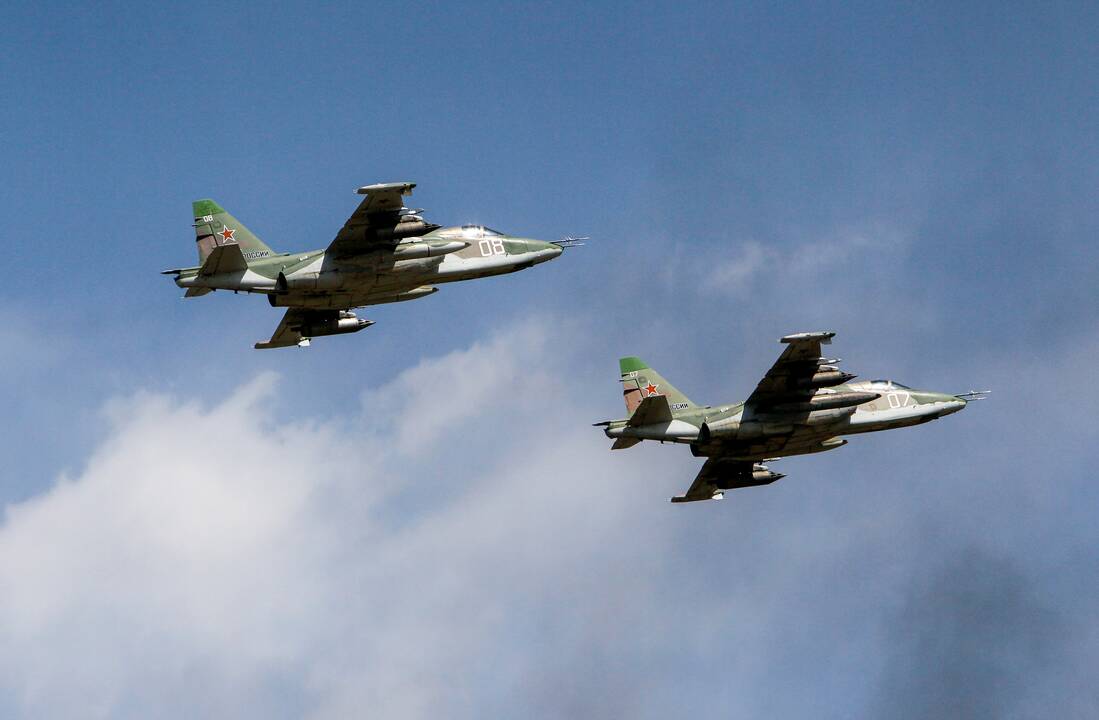 Rusija į pratybas Baltarusijoje pasiuntė šturmo lėktuvų Su-25