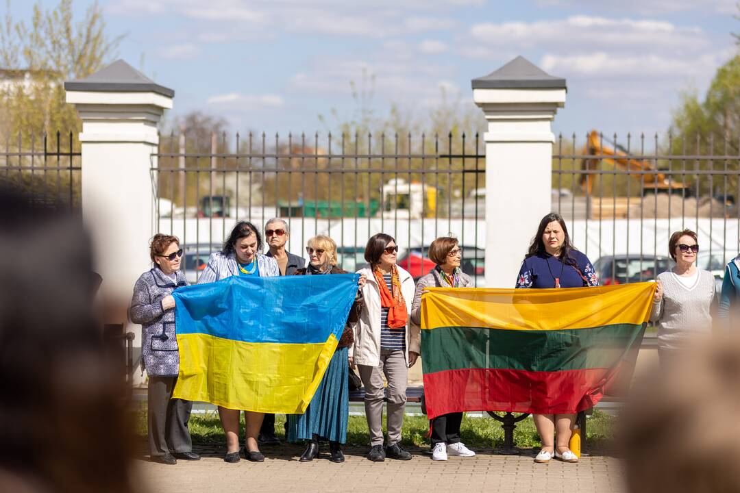 Saulėgrąžų sodinimo akcija Tuskulėnų rimties parke