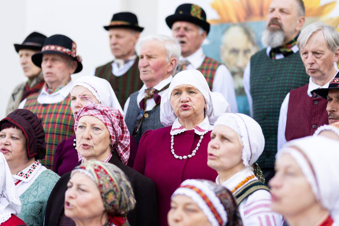 Saulėgrąžų sodinimo akcija Tuskulėnų rimties parke