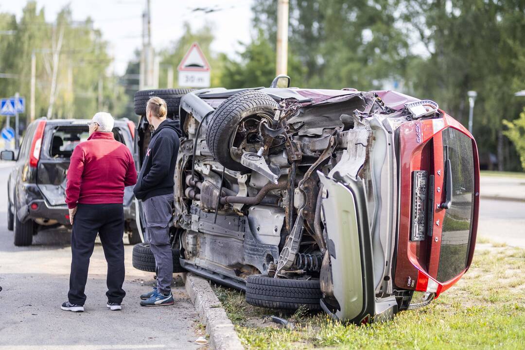 Vilniuje – girta moteris rėžėsi į šešis automobilius