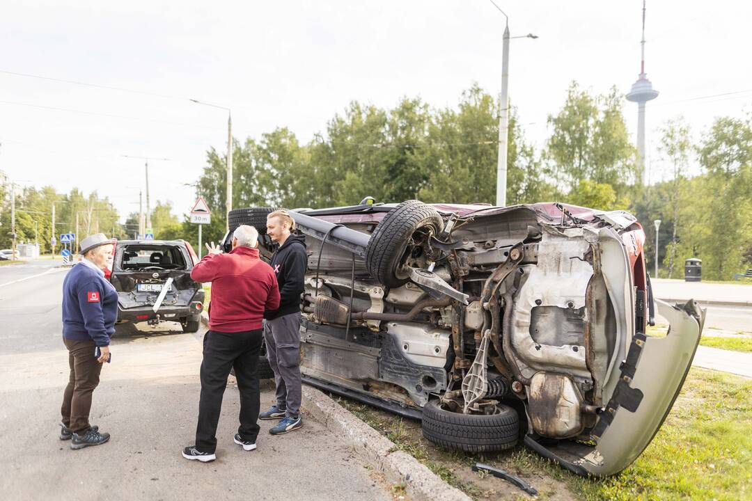 Vilniuje – girta moteris rėžėsi į šešis automobilius