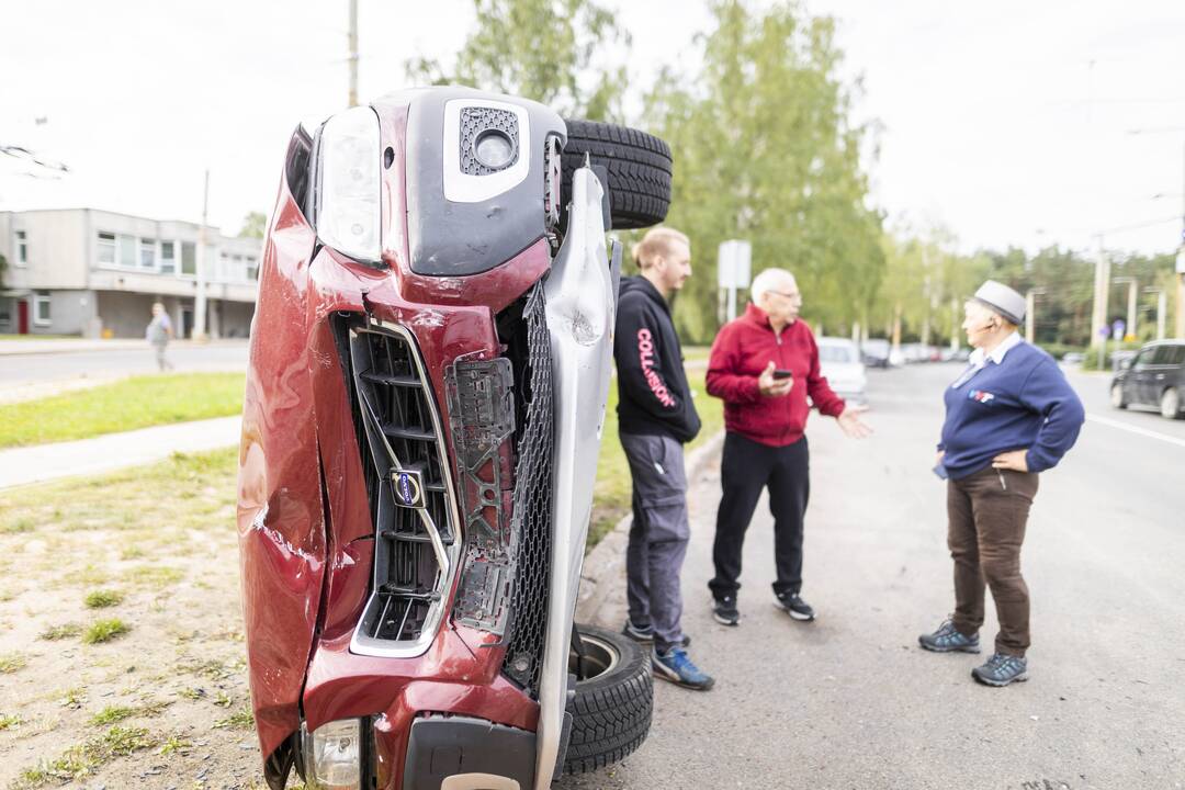 Vilniuje – girta moteris rėžėsi į šešis automobilius