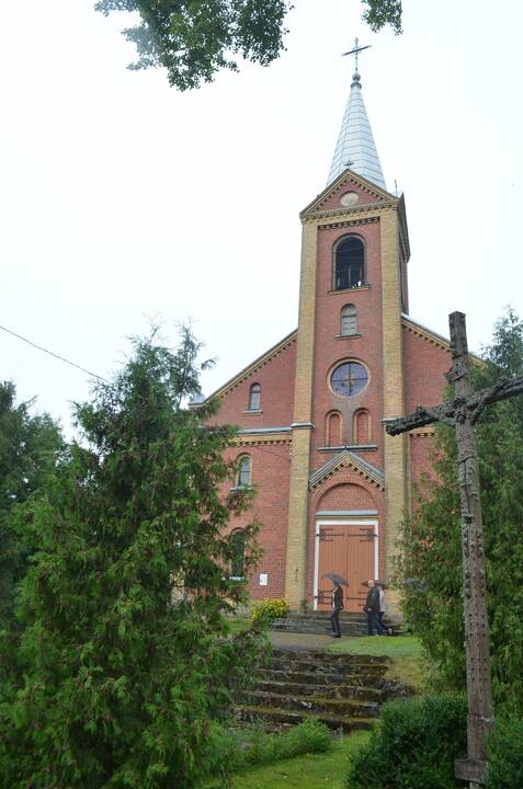 Atžalos: prie Šilų bažnyčios susirinko J.ir J.Smetonų palikuonys.