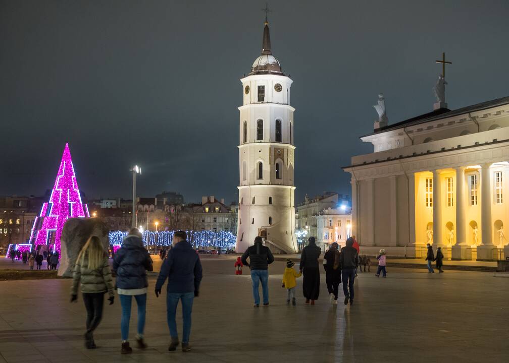 Vilniaus siurrealistinė Kalėdų eglė neatsigina dėmesio ir po įžiebimo