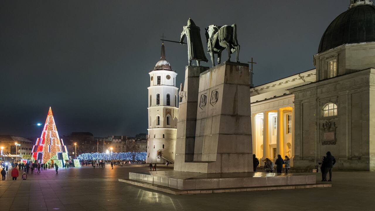 Vilniaus siurrealistinė Kalėdų eglė neatsigina dėmesio ir po įžiebimo