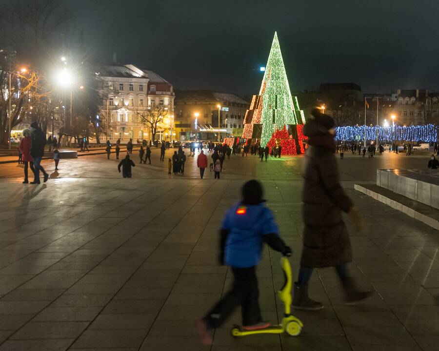 Vilniaus siurrealistinė Kalėdų eglė neatsigina dėmesio ir po įžiebimo