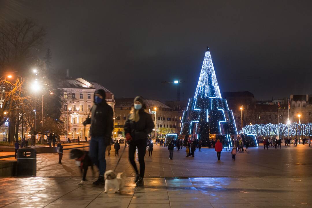 Vilniaus siurrealistinė Kalėdų eglė neatsigina dėmesio ir po įžiebimo