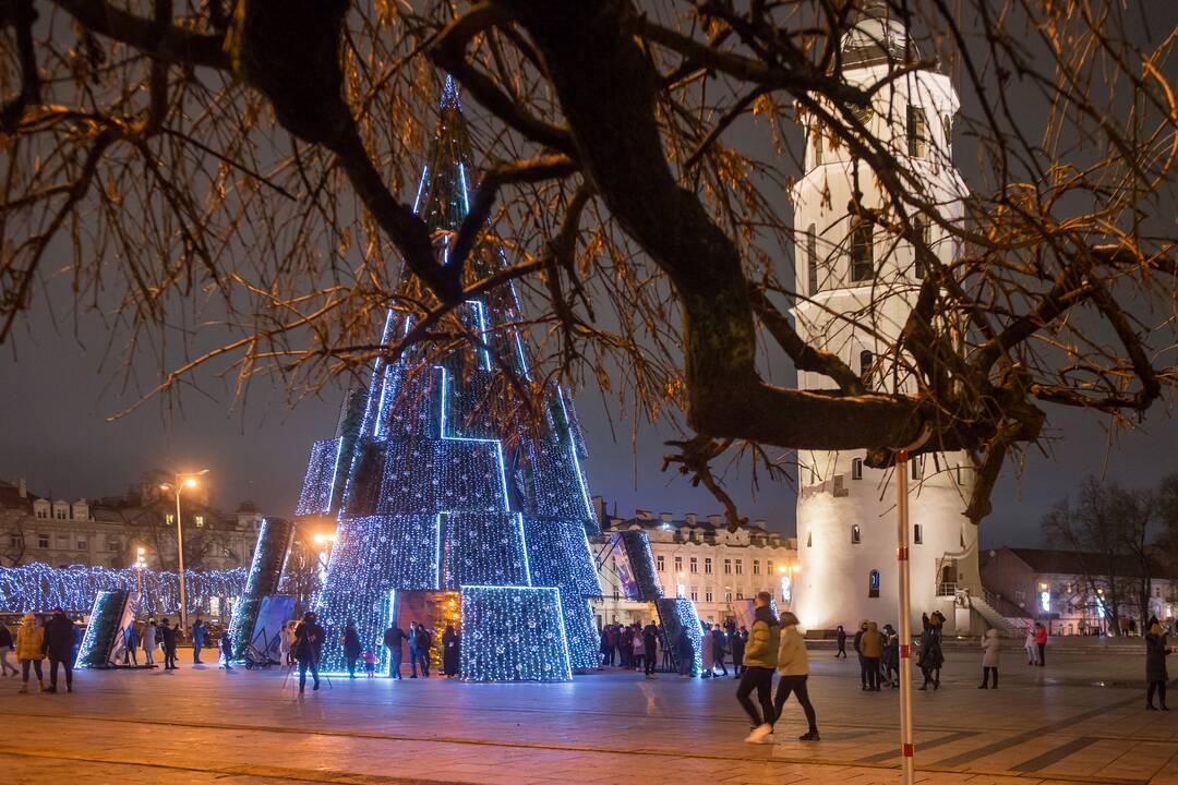 Vilniaus siurrealistinė Kalėdų eglė neatsigina dėmesio ir po įžiebimo