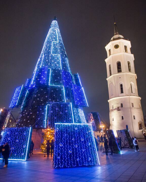 Vilniaus siurrealistinė Kalėdų eglė neatsigina dėmesio ir po įžiebimo