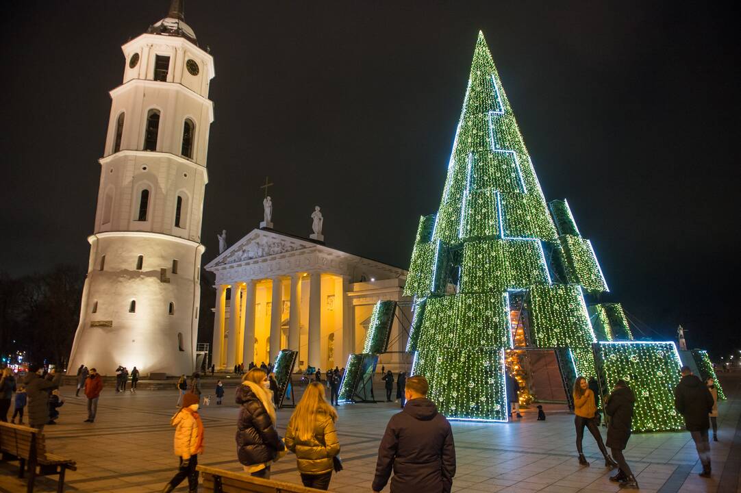 Vilniaus siurrealistinė Kalėdų eglė neatsigina dėmesio ir po įžiebimo