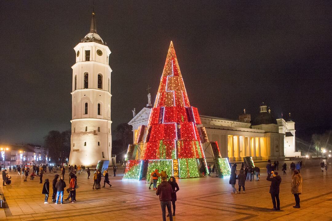 Vilniaus siurrealistinė Kalėdų eglė neatsigina dėmesio ir po įžiebimo