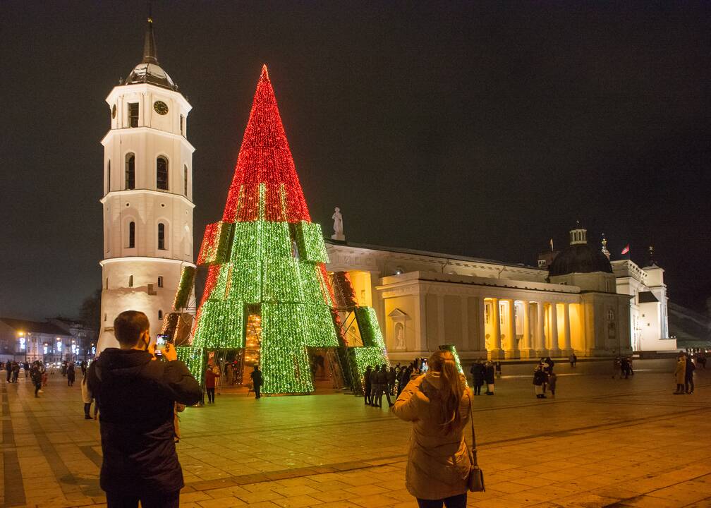 Vilniaus siurrealistinė Kalėdų eglė neatsigina dėmesio ir po įžiebimo
