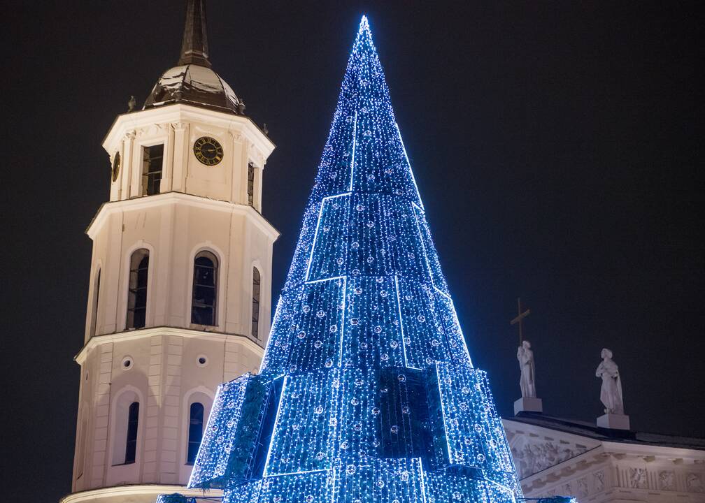 Vilniaus siurrealistinė Kalėdų eglė neatsigina dėmesio ir po įžiebimo