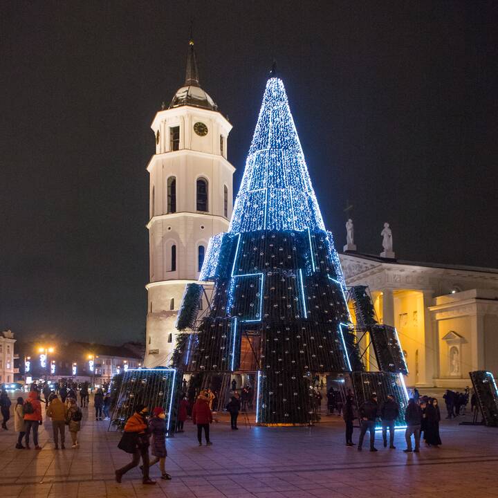 Vilniaus siurrealistinė Kalėdų eglė neatsigina dėmesio ir po įžiebimo