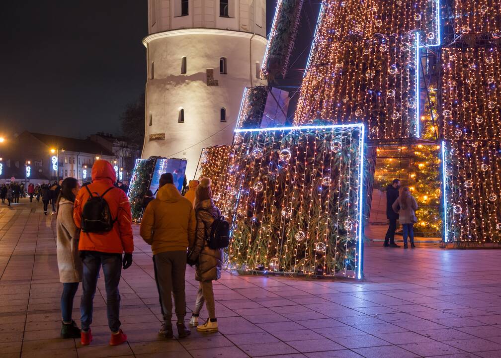 Vilniaus siurrealistinė Kalėdų eglė neatsigina dėmesio ir po įžiebimo