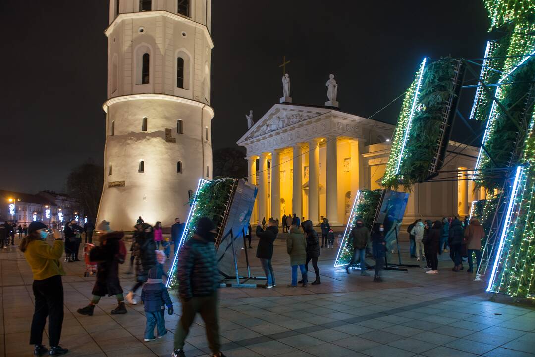 Vilniaus siurrealistinė Kalėdų eglė neatsigina dėmesio ir po įžiebimo