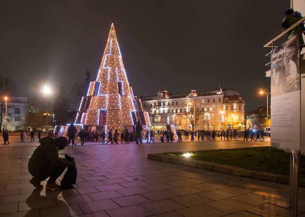 Vilniaus siurrealistinė Kalėdų eglė neatsigina dėmesio ir po įžiebimo