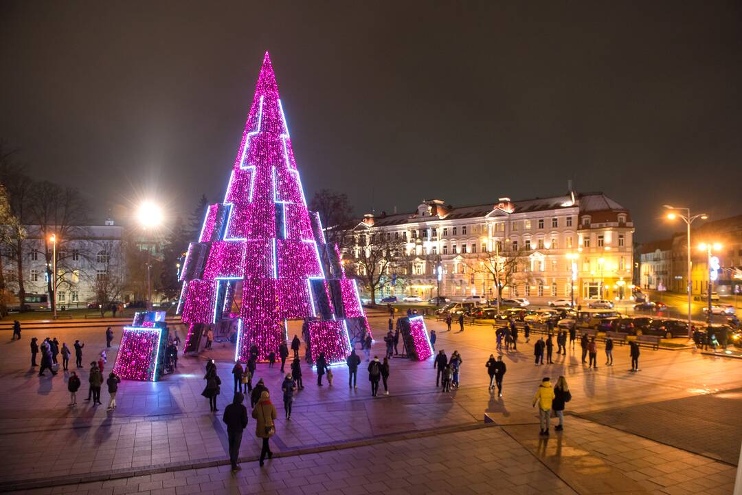 Vilniaus siurrealistinė Kalėdų eglė neatsigina dėmesio ir po įžiebimo