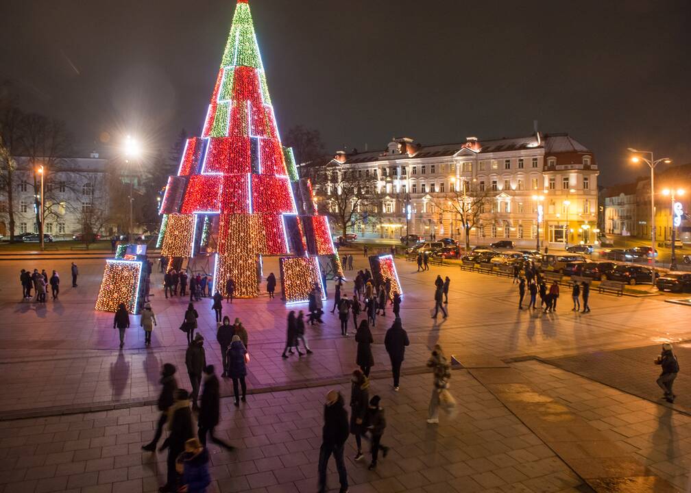 Vilniaus siurrealistinė Kalėdų eglė neatsigina dėmesio ir po įžiebimo