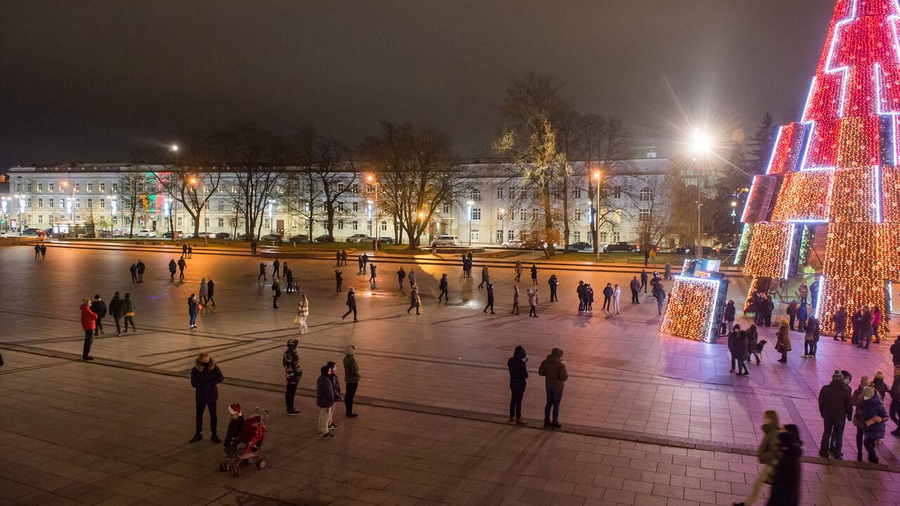 Vilniaus siurrealistinė Kalėdų eglė neatsigina dėmesio ir po įžiebimo