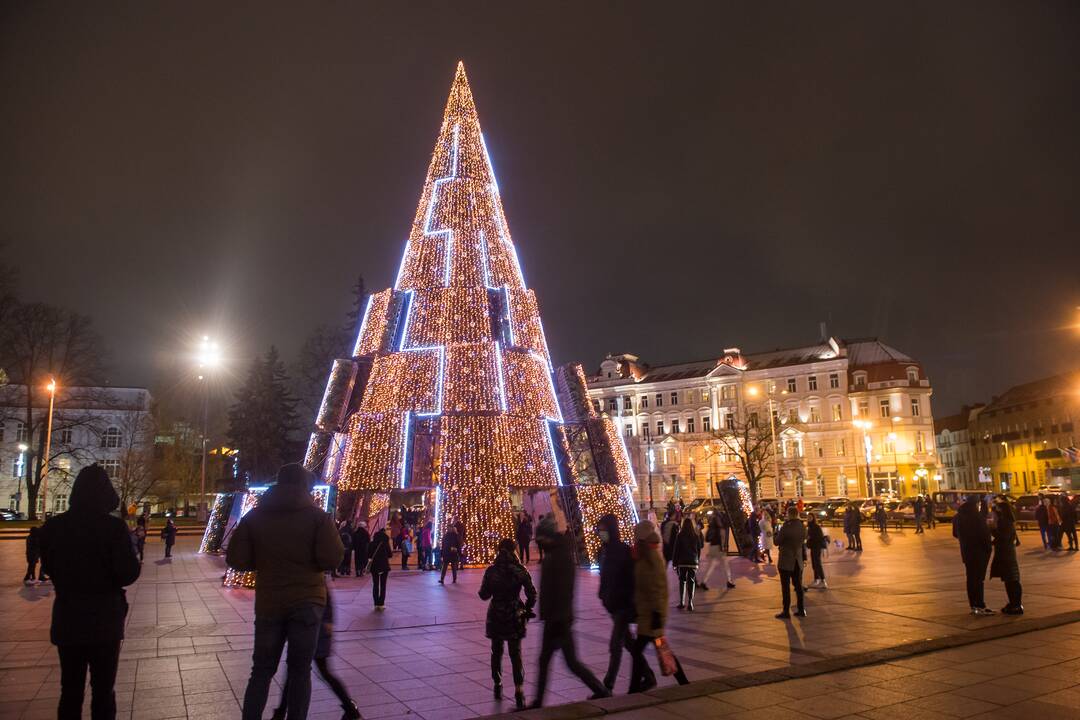 Vilniaus siurrealistinė Kalėdų eglė neatsigina dėmesio ir po įžiebimo