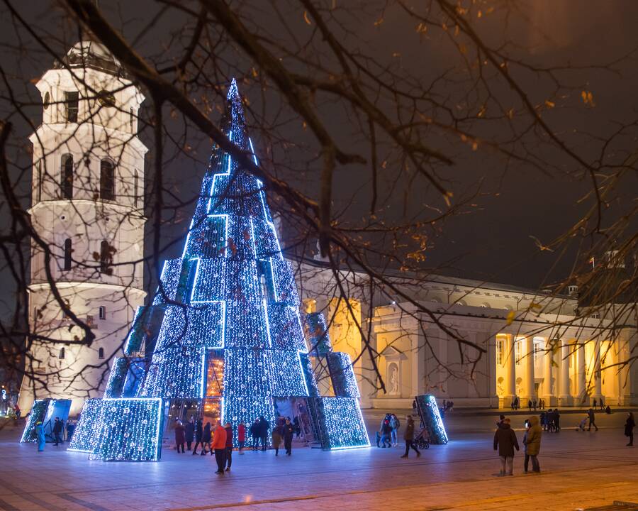 Vilniaus siurrealistinė Kalėdų eglė neatsigina dėmesio ir po įžiebimo
