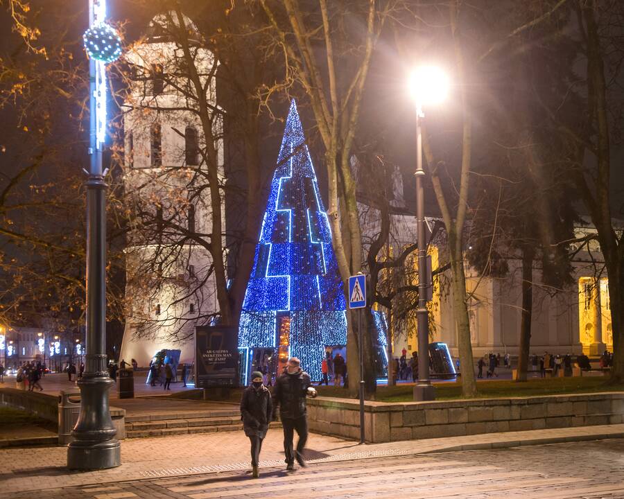 Vilniaus siurrealistinė Kalėdų eglė neatsigina dėmesio ir po įžiebimo