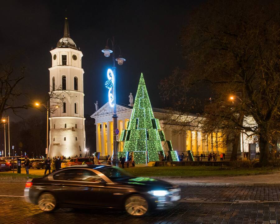 Vilniaus siurrealistinė Kalėdų eglė neatsigina dėmesio ir po įžiebimo