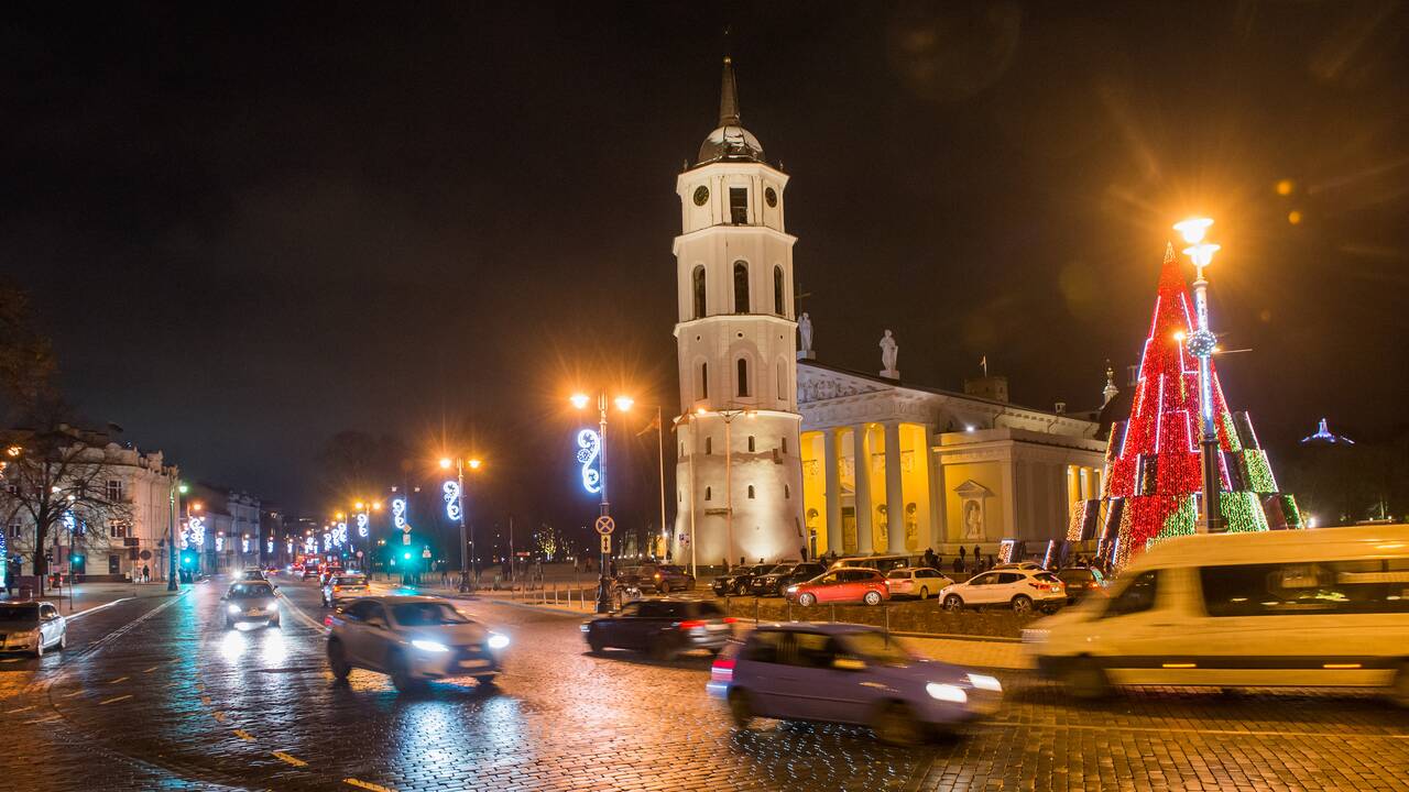 Vilniaus siurrealistinė Kalėdų eglė neatsigina dėmesio ir po įžiebimo