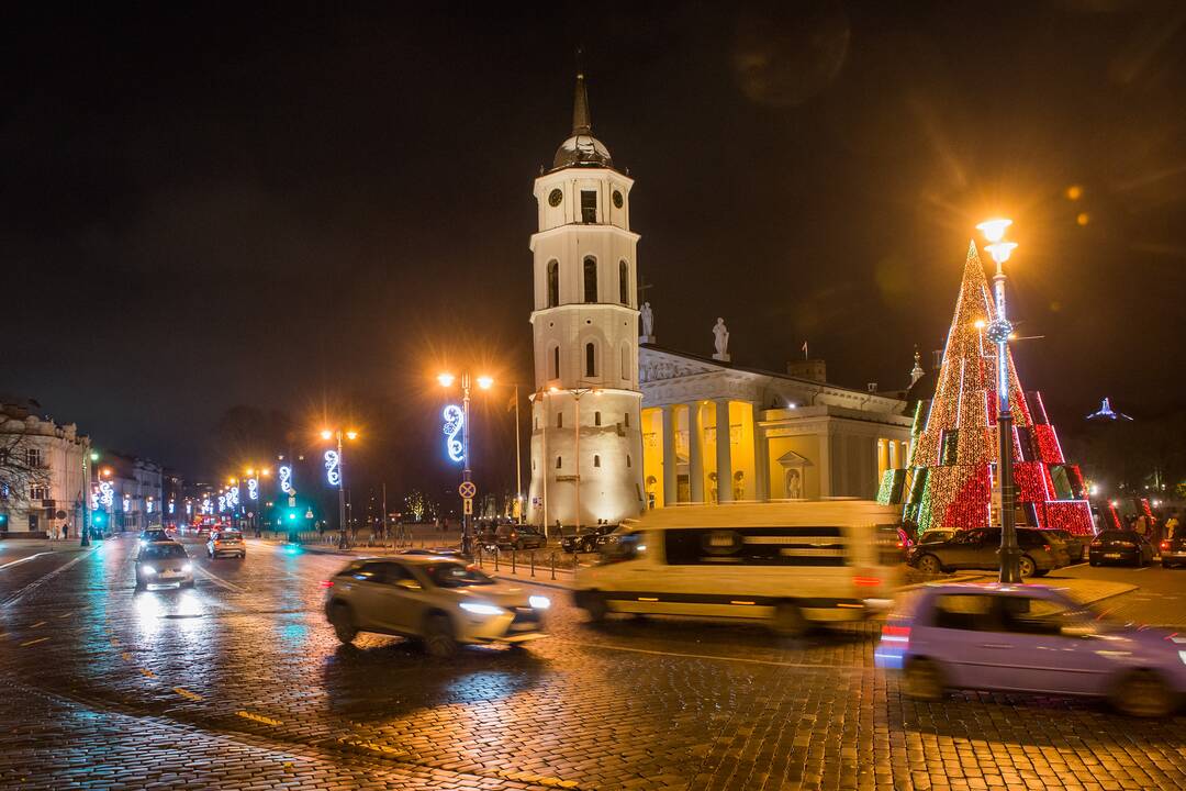 Vilniaus siurrealistinė Kalėdų eglė neatsigina dėmesio ir po įžiebimo