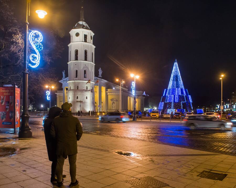 Vilniaus siurrealistinė Kalėdų eglė neatsigina dėmesio ir po įžiebimo