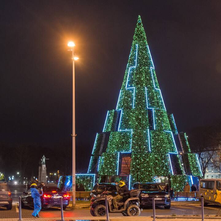 Vilniaus siurrealistinė Kalėdų eglė neatsigina dėmesio ir po įžiebimo