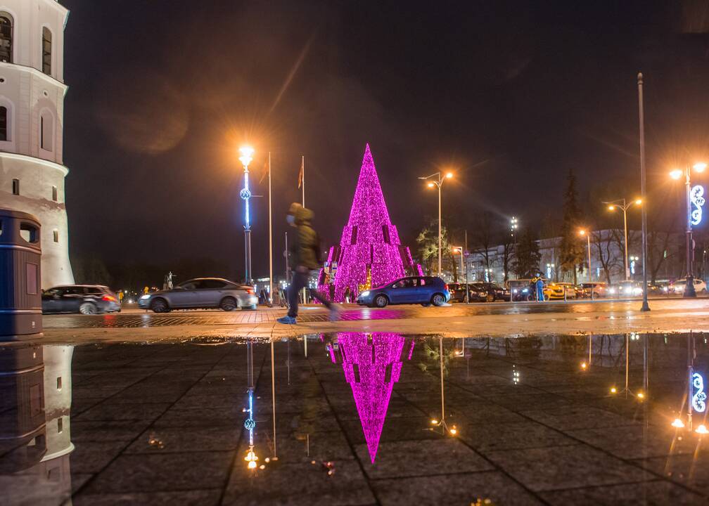 Vilniaus siurrealistinė Kalėdų eglė neatsigina dėmesio ir po įžiebimo