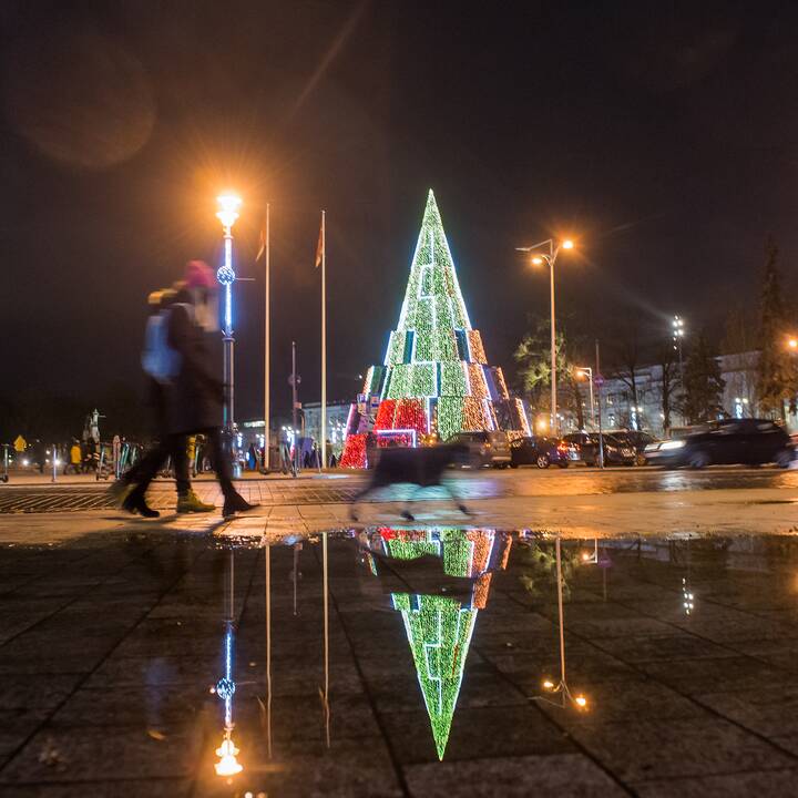 Vilniaus siurrealistinė Kalėdų eglė neatsigina dėmesio ir po įžiebimo
