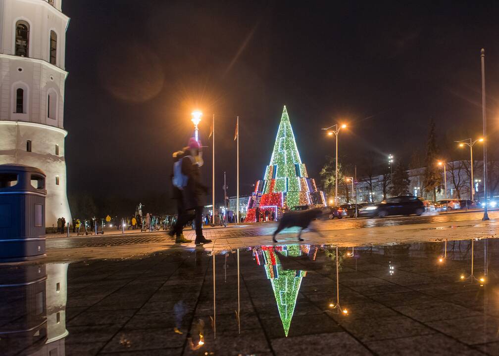 Vilniaus siurrealistinė Kalėdų eglė neatsigina dėmesio ir po įžiebimo