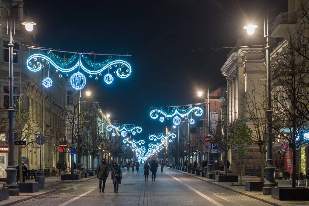 Vilniaus siurrealistinė Kalėdų eglė neatsigina dėmesio ir po įžiebimo