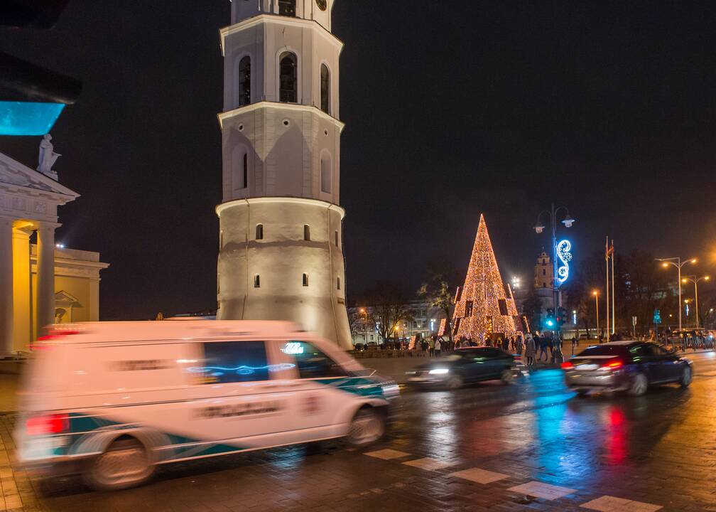 Vilniaus siurrealistinė Kalėdų eglė neatsigina dėmesio ir po įžiebimo