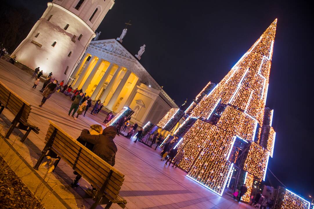 Vilniaus siurrealistinė Kalėdų eglė neatsigina dėmesio ir po įžiebimo