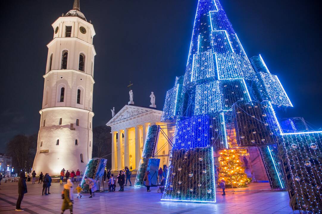 Vilniaus siurrealistinė Kalėdų eglė neatsigina dėmesio ir po įžiebimo