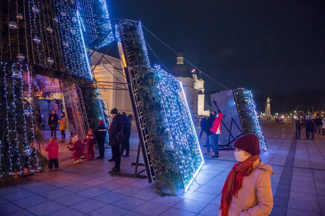 Vilniaus siurrealistinė Kalėdų eglė neatsigina dėmesio ir po įžiebimo